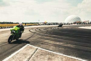 Dadurch gelingt es drei verschiedene Arten von Motorsport zu betreiben